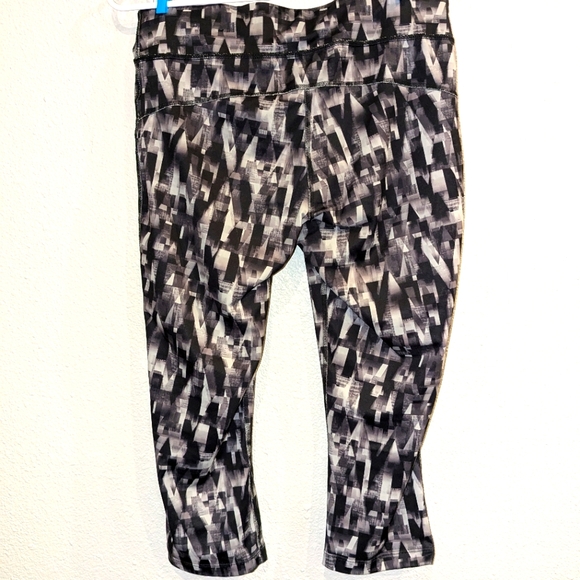 2 Pr Excursion Fitted Athletic Capris Sz Medium Black White Gray - Picture 3 of 7
